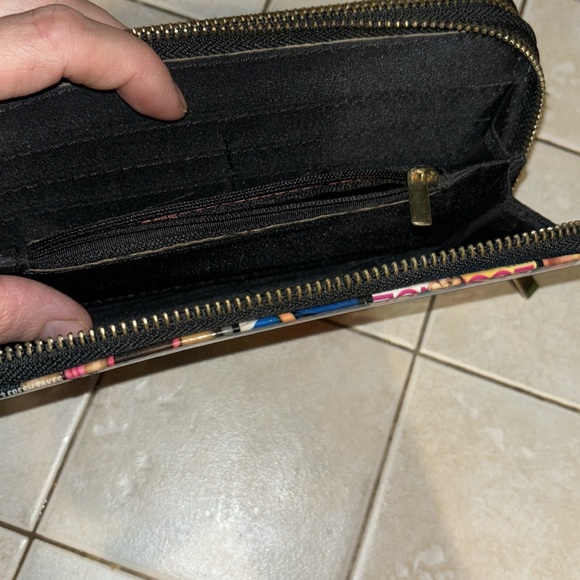 Glossy wallet purse to match in closet - Picture 2 of 8